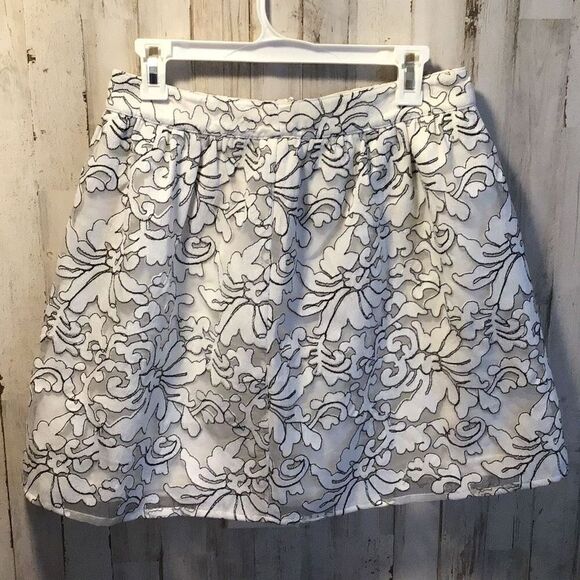 Skirt beautiful white and black Floral by buttons Size large￼ - Picture 1 of 5